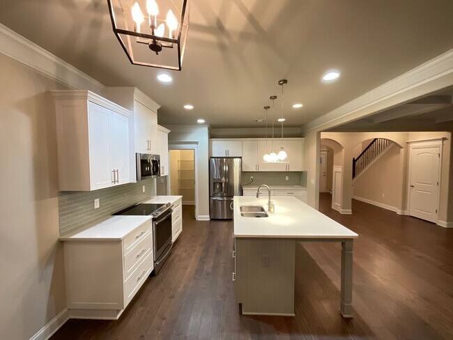 Building Photo - 688 Tree Top Trl