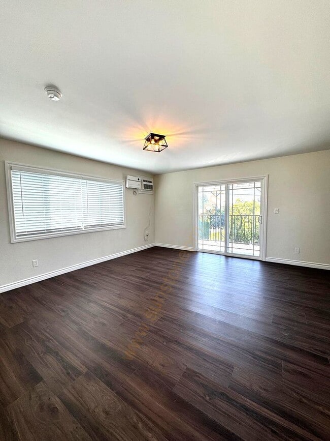 Building Photo - 728 E Grand Ave