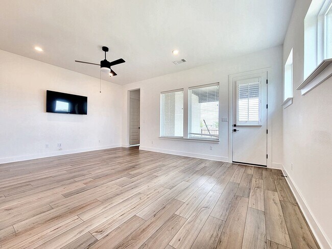 Building Photo - 513 Three Feathers Ct