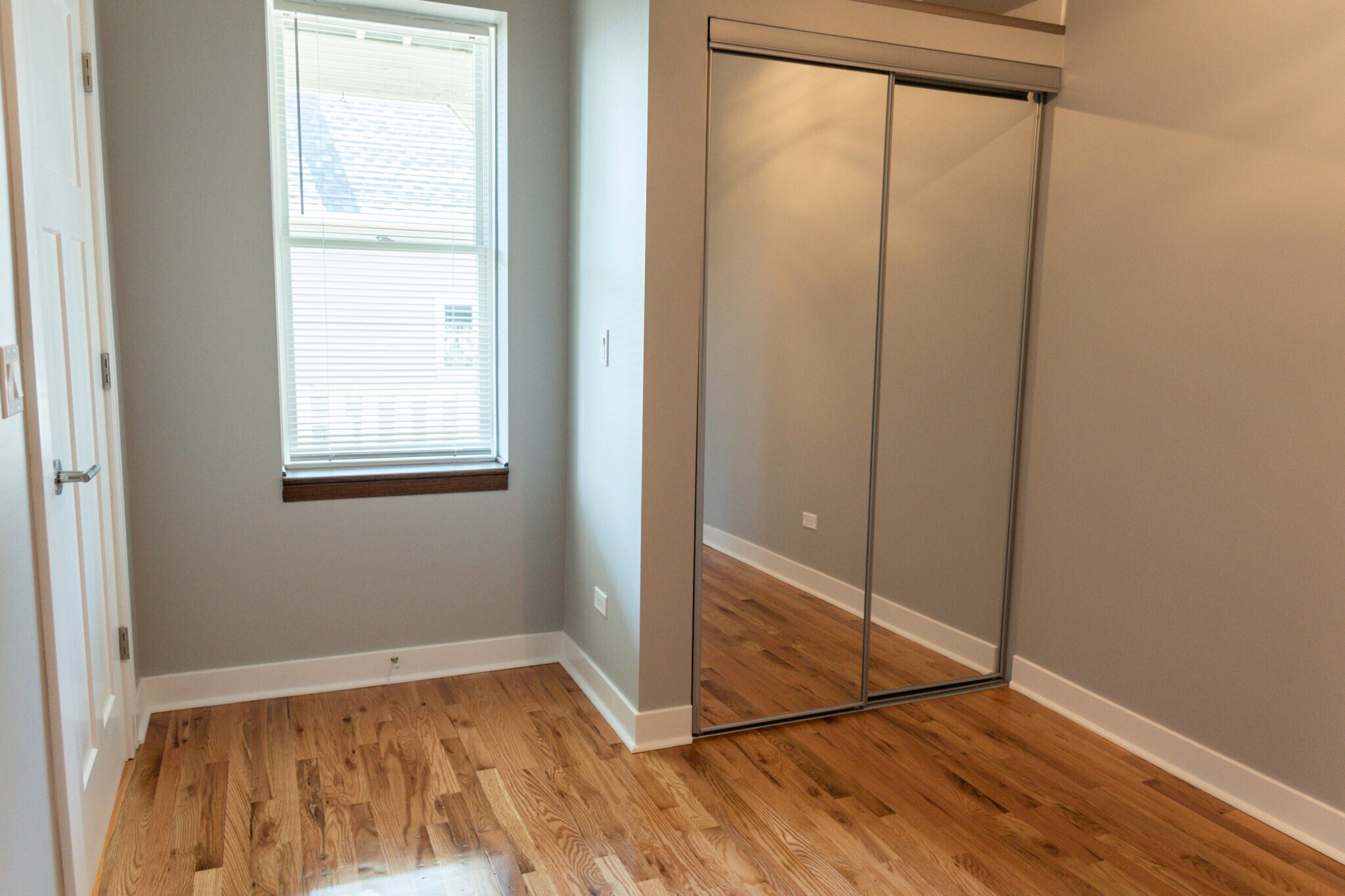 Building Photo - 1929 W Montrose Ave