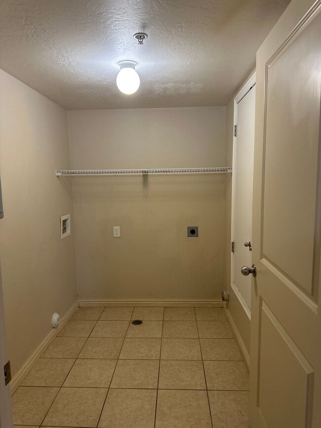 Building Photo - Green River 3 bed 2 bath Condo