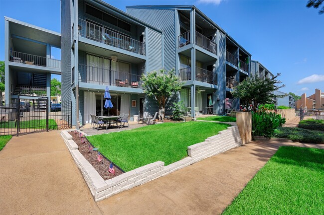 Building Photo - 12500 Melville Dr