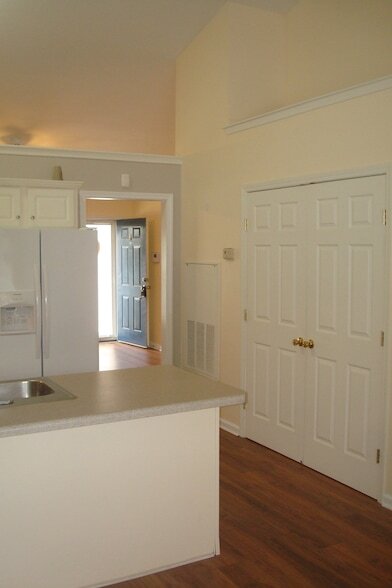 Building Photo - 425 Reavis Ave