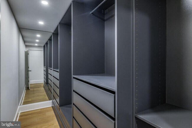 Building Photo - 2460 Ontario Rd NW