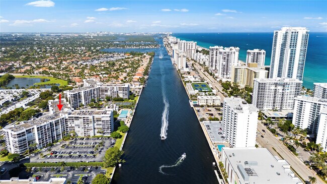 Building Photo - 800 Parkview Dr