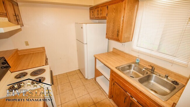 Building Photo - 201 Jardin Ct