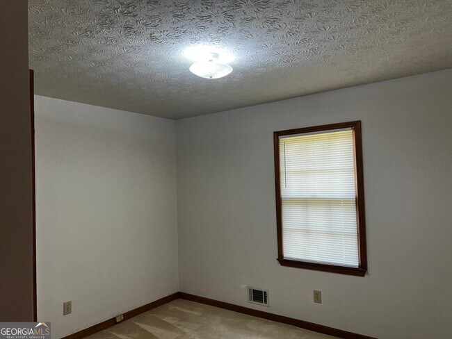 Building Photo - 380 Hidden Valley Dr SE