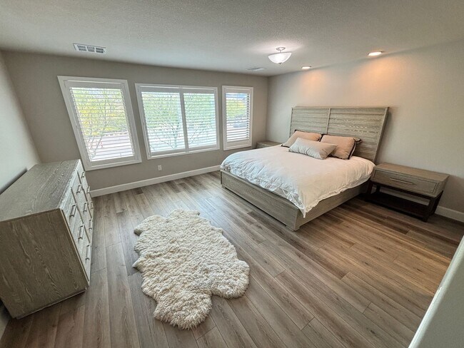 Building Photo - Contemporary 4Bed/3Bath/3 Car/+ Loft -residence located in the Silverado Ranch area