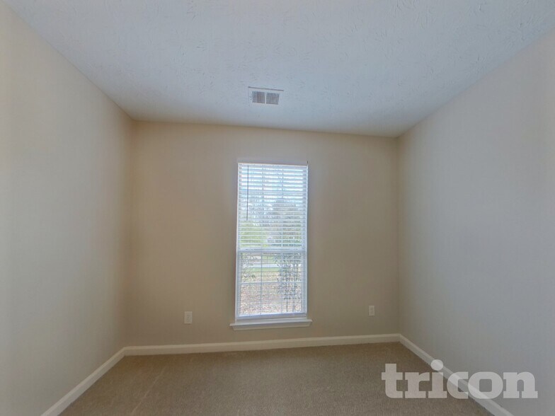 Building Photo - 6030 Savannah Dr