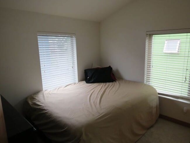 Building Photo - Beautiful 2 Bed Townhome Conveniently Located In Seattle!