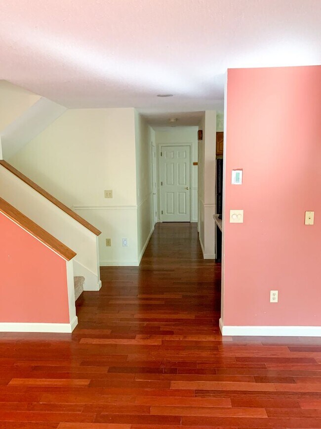 Building Photo - 3 Bedroom Condo Available for Aug. 1st