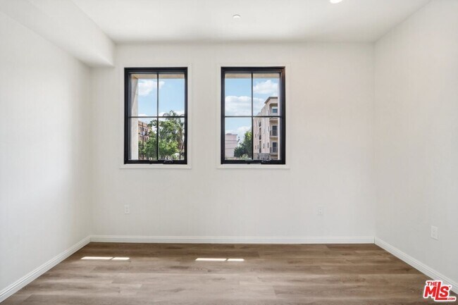Building Photo - 951 S Wilton Pl