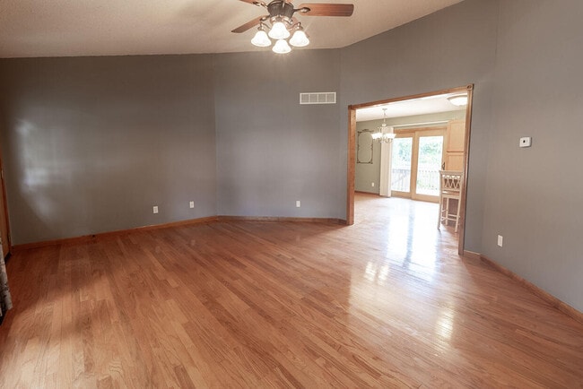 Building Photo - 1302 Look Out Ct