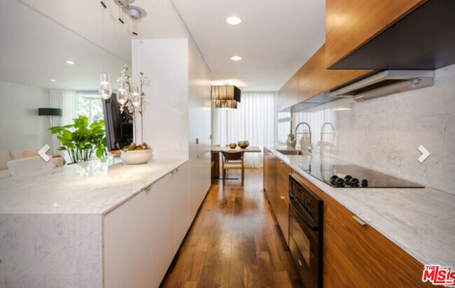 Building Photo - 406 N Oakhurst Dr