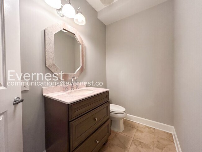 Building Photo - 3 Bed/2.5 Bath Condo with Modern Amenities / Available Now!