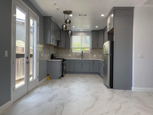 Building Photo - 15410 Firmona Ave