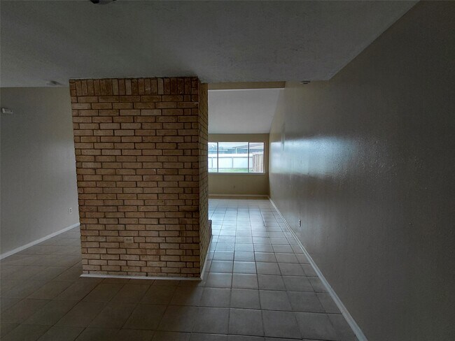 Building Photo - 16511 Parkridge Ct