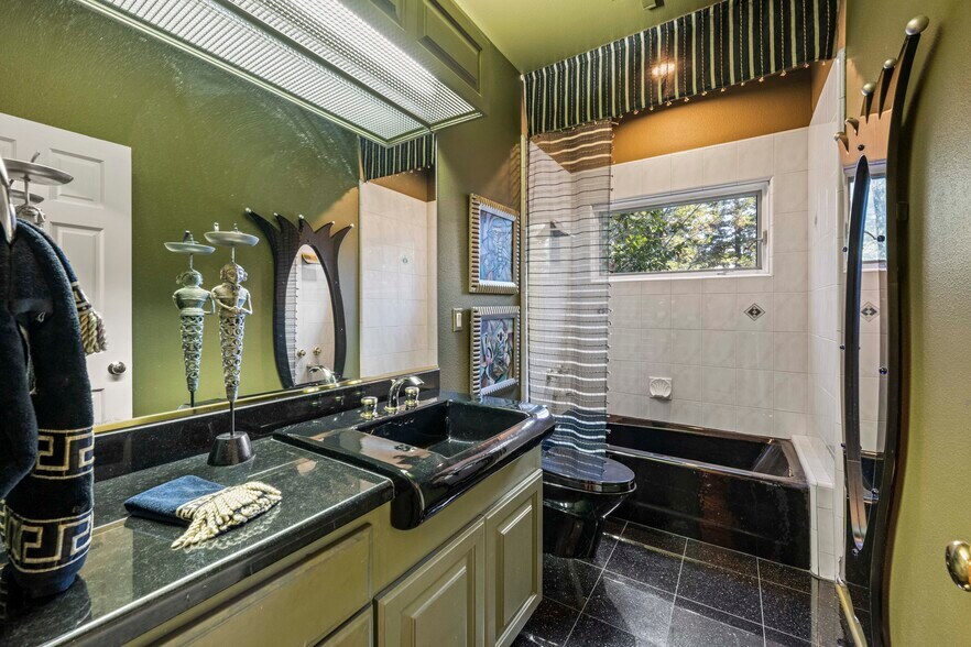 Building Photo - 8985 Vista de Lago Ct