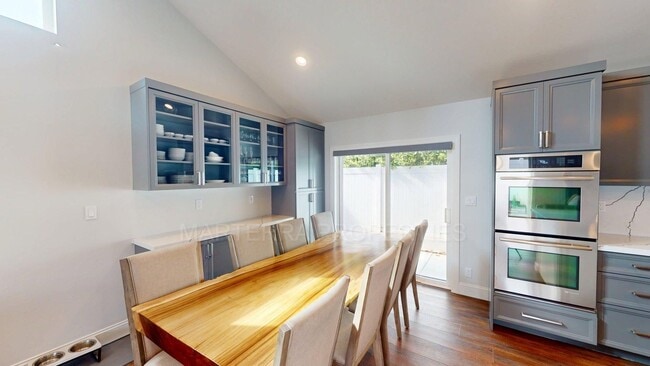 Building Photo - Beautiful home In Eastside Costa Mesa