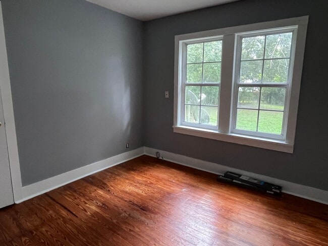Building Photo - Cute, vintage 3 Bedroom, 1.5 Bathroom home...