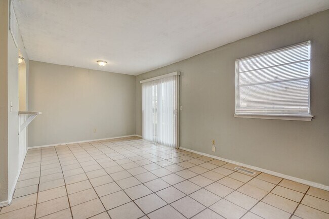 Building Photo - 4 bed 1.5 bath duplex in Midwest City