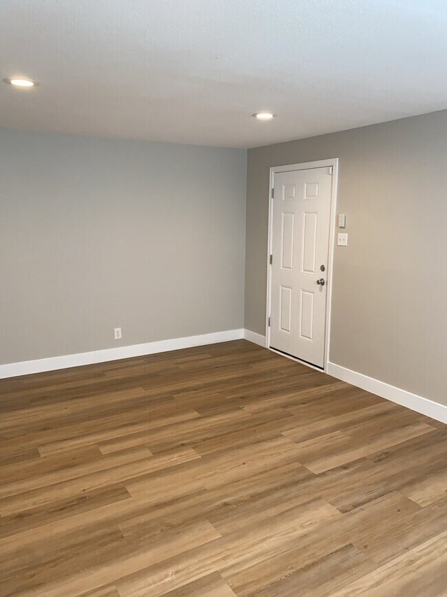 Building Photo - AVAILABLE NOW!  "Charming 2-Bedroom Gem in Denver's Heart with Spacious Layout - 837 Sq Ft of Coz...