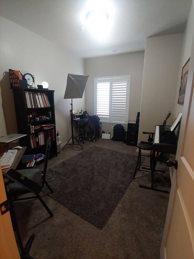 Building Photo - Charming Townhome