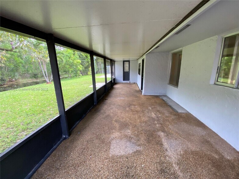 Building Photo - 8250 Southampton Dr