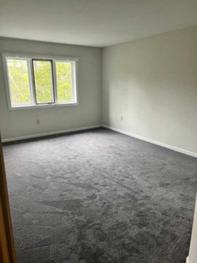 Building Photo - 2BD/1.5BA Shelburne Townhouse