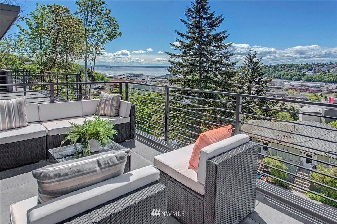 Enjoy views from huge deck - 2210 12th Ave W