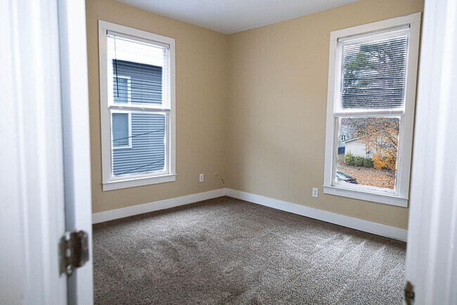 Building Photo - Spacious 2 Bedroom Walkable to Downtown