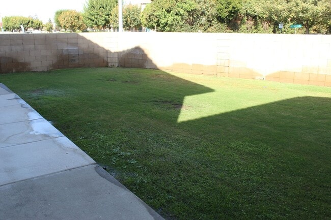 Building Photo - Southwest Bakersfield Home for Rent July