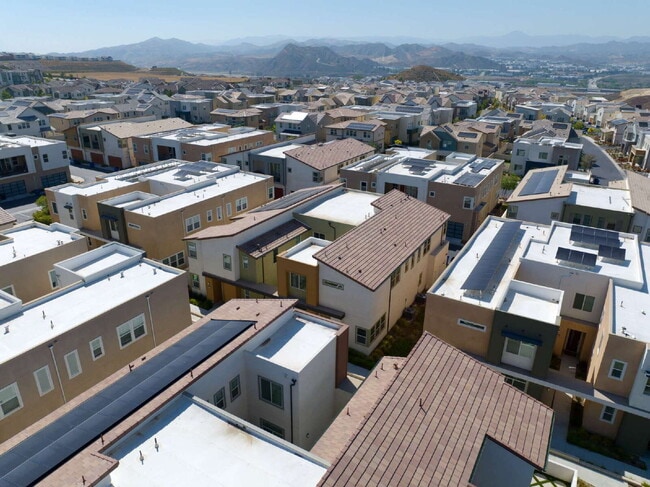Building Photo - "Spacious 3-Bedroom Townhouse Retreat in P...