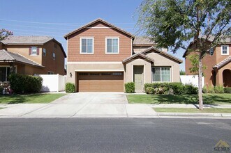 Building Photo - Gorgeous Home in a Gated Community with Pool!