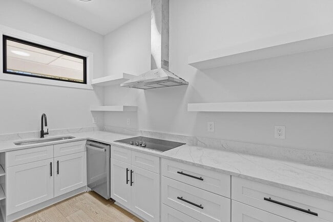 Building Photo - 555 Versailles Dr