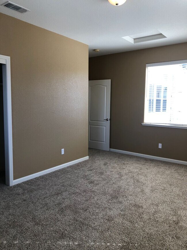 Building Photo - Huge 4 Bedroom + Loft 3 Bath Home for Rent!