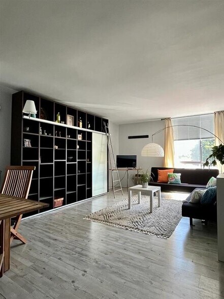 Building Photo - 3050 Rue Dorleans