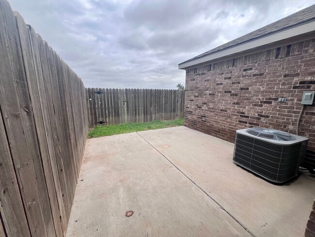 Building Photo - $500 MOVE-IN SPECIAL: Spacious 3-Bedroom Townhouse Near Texas Tech