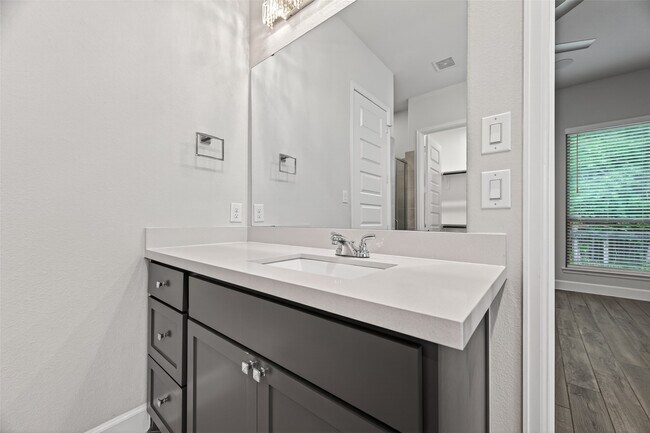 Building Photo - 302 Sky Top Dr