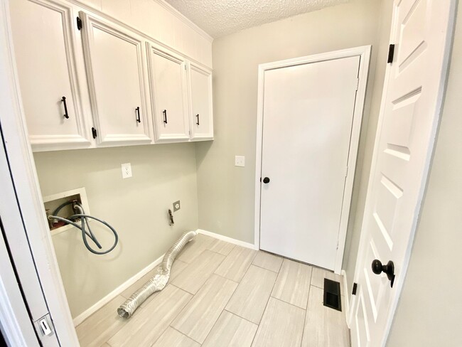 Building Photo - Freshly Updated! Roomy 3-Bedroom Home in J...