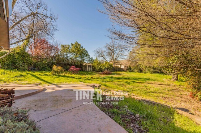 Building Photo - Fair Oaks Village Charmer
