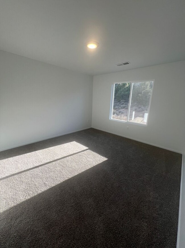 Building Photo - Beautiful spacious 3 bedroom, 2.5 bathroom house located in Cedar City!