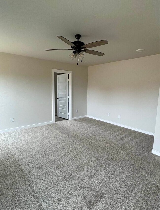 Building Photo - Falling for this special! $200 off first m...