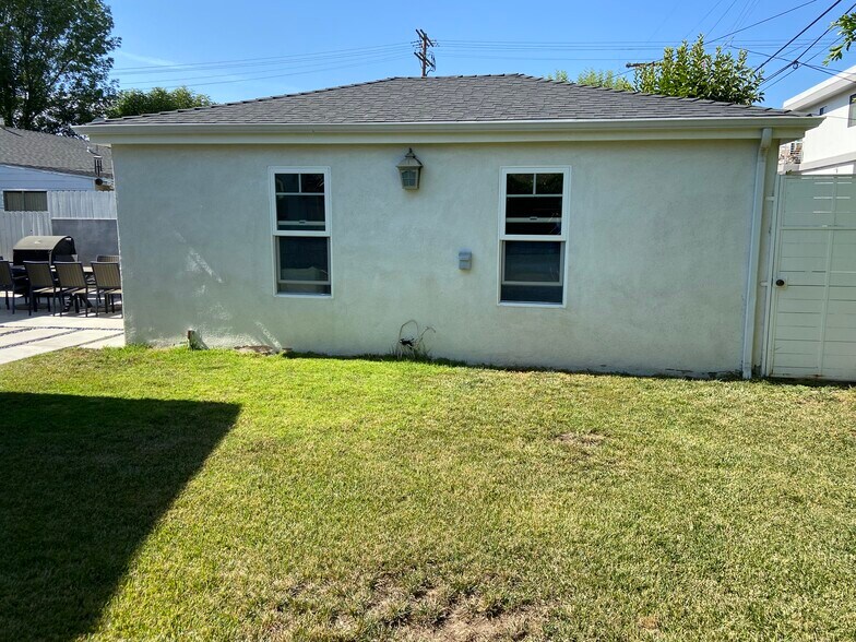 Building Photo - 4470 Stansbury Ave