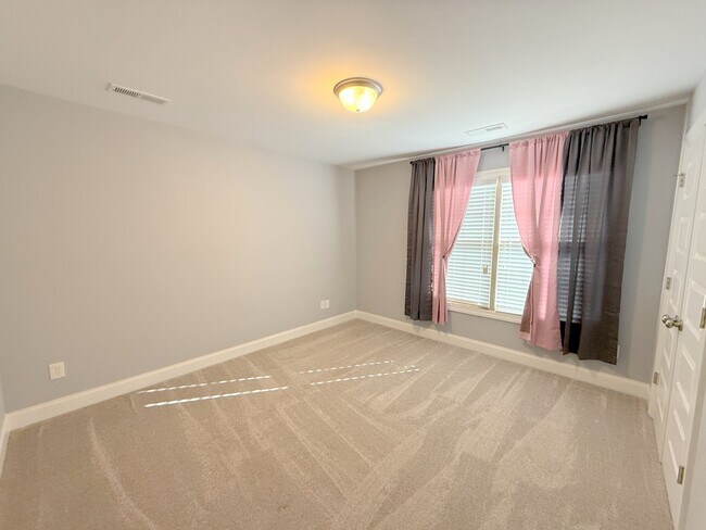 Building Photo - 218 Woodgrove Dr NW