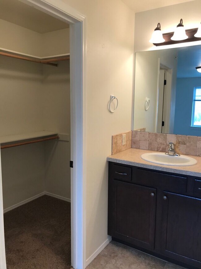 Building Photo - 2 Bedroom 2 Bathroom Condo