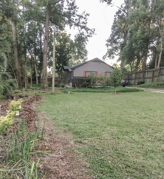 Nice landscaping and lawn. - 527 McDaniel St