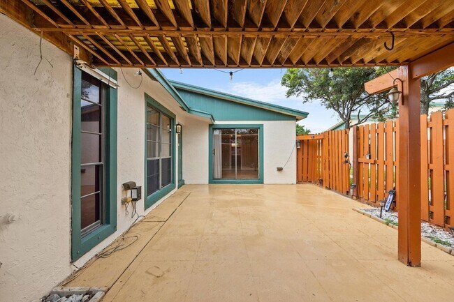 Building Photo - 1100 Manor Dr