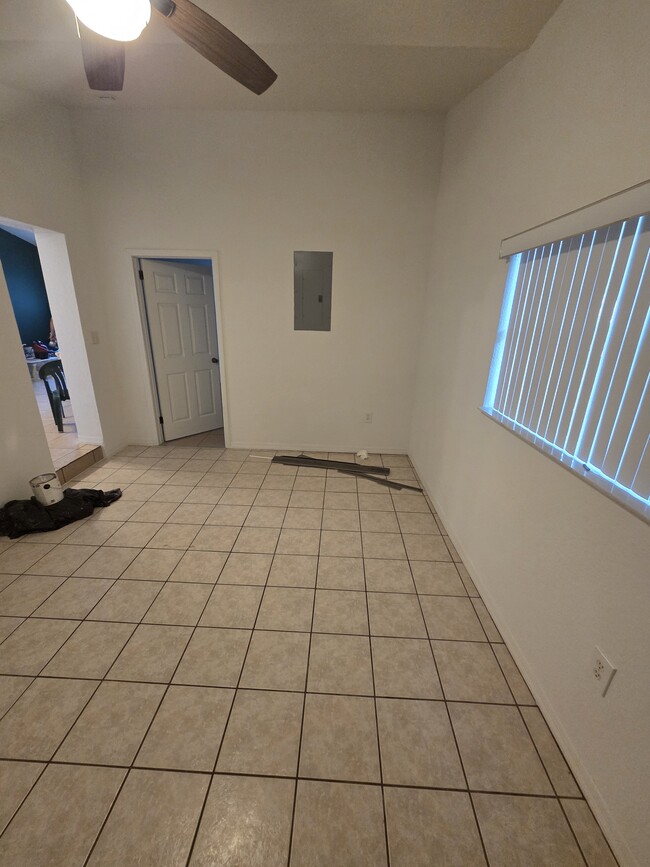 Building Photo - 2804 S Park Ave