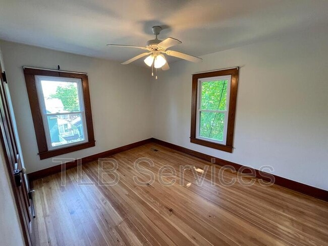 Building Photo - 402 Electric St